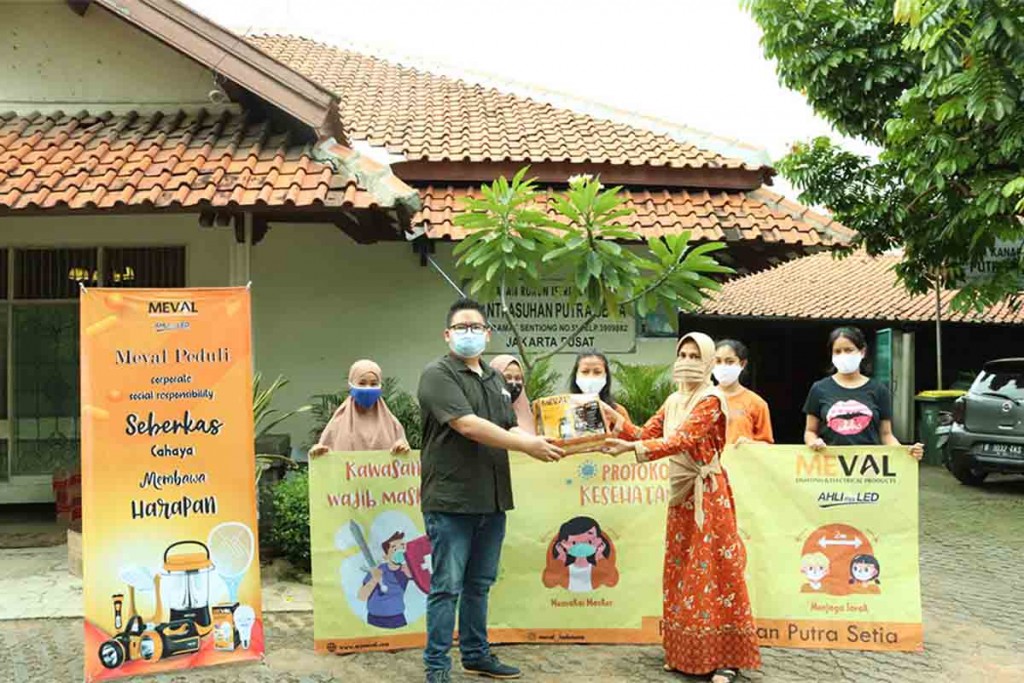 Meval berbagi Cahaya dengan Panti Asuhan