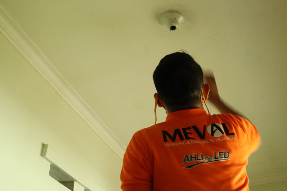 Meval berbagi Lampu LED dengan Panti Asuhan
